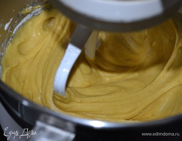 Можно замесить тесто вручную, а можно с помощью кухонного процессора (тестомешалки). В опару добавить ПО ОДНОМУ 3 яйца и 1 желток (белок нам понадобится для смазывания каравая перед выпечкой). Добавить оставшийся сахар, щепотку соли, ром (я не добавляла), ванилин и мелко натертую цедру лимона и апельсина. Продолжая замешивать, добавить поочередно просеянную муку и растопленное сливочное масло. Если вы замешиваете тесто вручную, то на этом этапе выложить тесто на припыленную мукой поверхность и месить тесто несколько минут на столе.