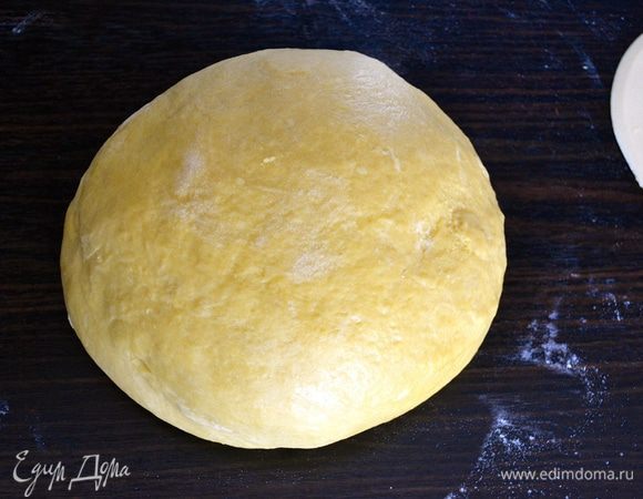 Из готового теста сформировать шар. Тесто получится достаточно компактным и эластичным, но не плотным. Выложить его в большую миску (предварительно слегка присыпать мукой), накрыть пленкой и убрать в теплое тихое место на подъем на 3 часа! Я ставлю тесто подниматься в духовку, включенную в режиме "Свет". 