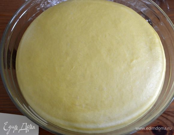 Через 3 часа тесто хорошо поднялось! Оно получается достаточно эластичным, с пузырьками воздуха внутри. А еще оно ОЧЕНЬ ароматное!