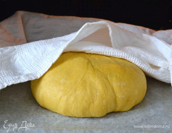Снова сформировать шар-заготовку под наш каравай, выложить на противень, застеленный пекарской бумагой, накрыть кухонным полотенцем и убрать на подъем еще на 2 часа. Здесь тесто лучше поделить на 2 каравая, по Вашему желанию.