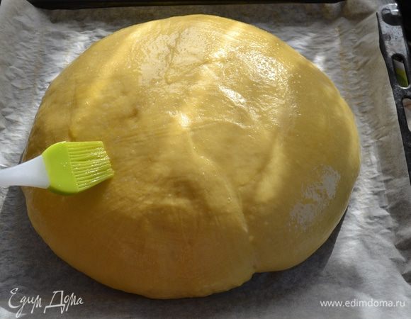 Через 2 часа смазать поверхность каравая слегка взбитым оставшимся белком.