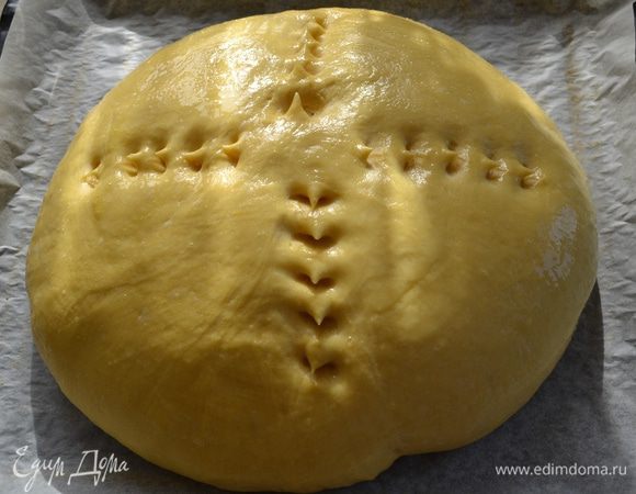 Ножницами сделать небольшие надрезы под углом.