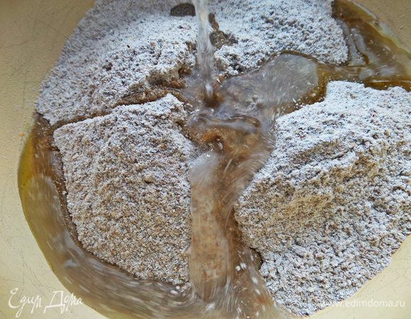 Ржаную муку смешиваем с водой комнатной температуры.