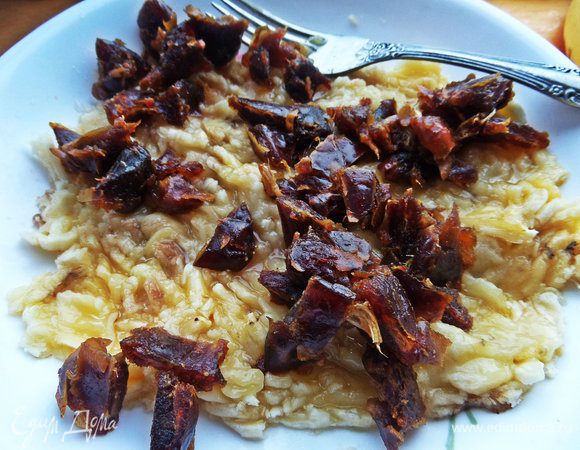 Финики промыть и нарезать размером с изюмину. Кстати, изюм тоже можно вместо фиников или вместе.