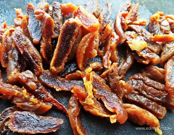 Курагу нарезать тоже. Перед этим я её проварила минут 5, так как она была жёсткая.