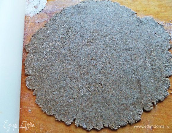 Тесто делим на две равные части, раскатываем одну часть тонко в круг, если форма круглая и в квадрат, если квадратная.