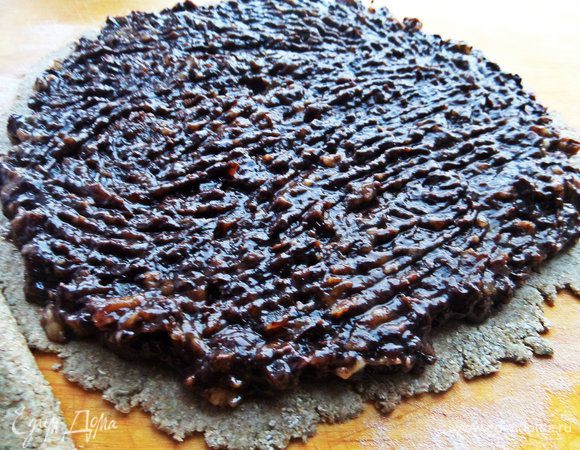 Распределяем всю начинку по тесту, прижимая вилкой. До края лучше не доходить.