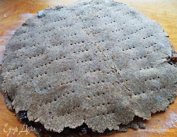 Раскатываем второй пласт и накрываем начинку сверху. Слегка прижимаем. Накалываем вилкой.