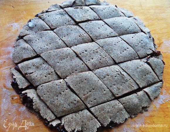 Отделяем ромбики - это будут пироженки, кусочки с краю тоже запекаем.