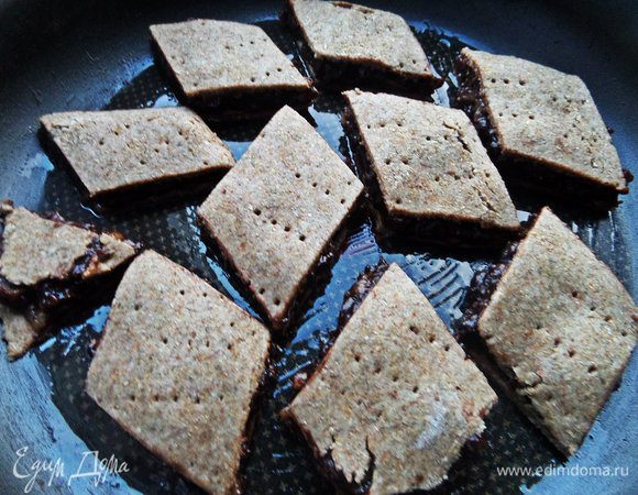 Переносим ромбики в смазанную тефлоновую форму.