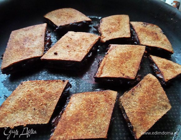 Выпекаем каждую партию минут 10 при 180*с одной стороны и около 5 минут -с другой стороны. Выходит 2 формы (26 см)+обрезки.