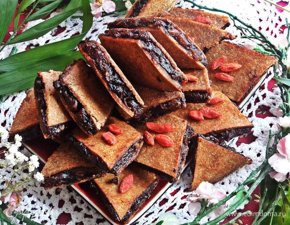 И угощаем всех необычным пирожным)