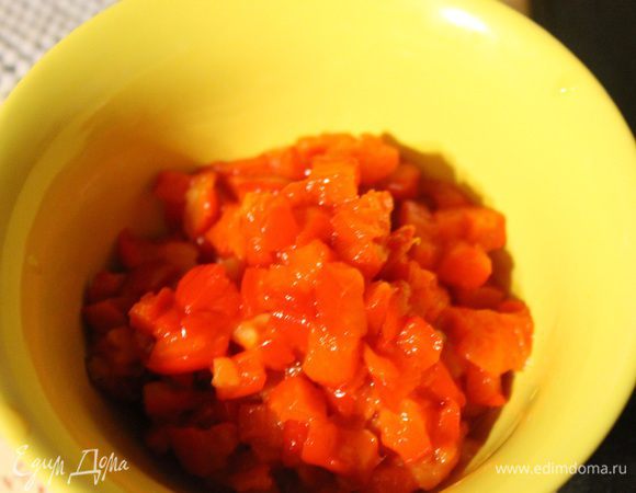 Болгарский перец запечь в духовке до черных подпалин. Сложить в пакет и оставить на 10 минут. Затем снять кожицу и нарезать мелкими кубиками.
