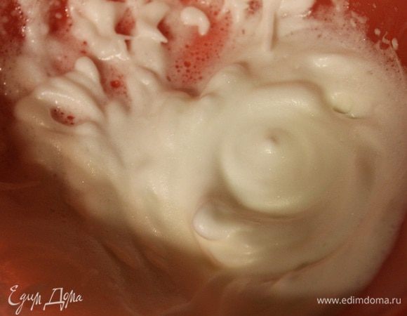 Разделить яйца на белки и желтки. Белки взбить с щепоткой соли в устойчивую пену.