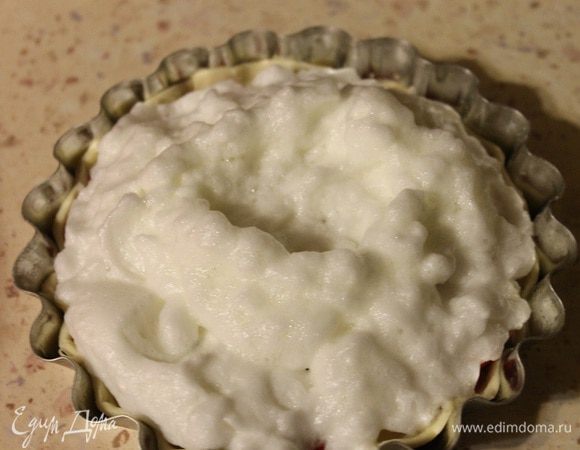 Затем кладем облачка из белков, сделав небольшое углубление ложкой в середине. Отправляем в духовку до легкого зарумянивания белков примерно на 4-6 минут.