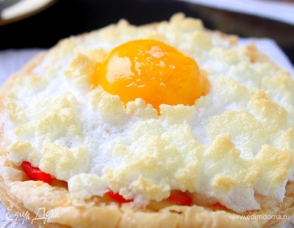 Как белки станут слегка румяными, вынимаем из духовки, кладем сверху по желтку и опять ставим в духовку на 3 минуты. Подаем сразу же! Приятного аппетита!
