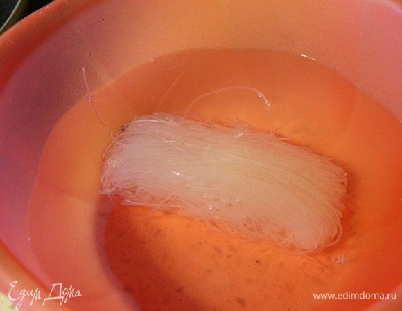 Фунчозу залить кипятком и оставить на 7 минут.