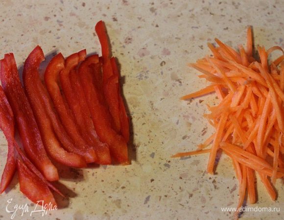 Перец нарезать тонкой соломкой, морковь натереть на терке для корейской моркови. Разогреть масло и обжарить овощи на сильном огне, буквально минуту. Выключить огонь и добавить морепродукты, перемешать.