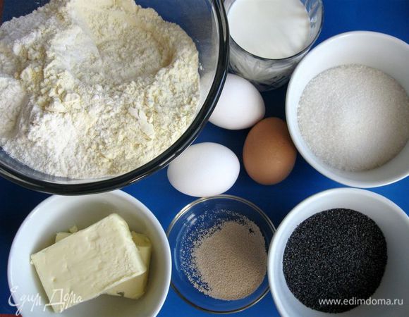 Приготовить все необходимое. Использовала пшеничную муку хлебопекарную высшего сорта (210 г) и муку из твердых сортов пшеницы Semola (300 г).  Поставить опару. Часть муки смешать с дрожжами, добавьте немного сахара и часть теплого  молока, перемешать  и поставьте ее в теплое место для брожения  минут на 30 - 40. 