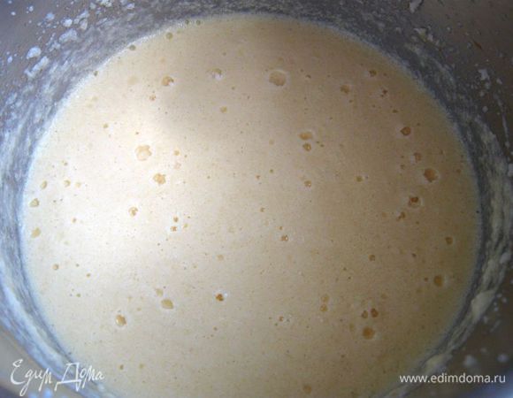 Оставшийся сахар смешать  с ванильным сахаром и маслом, взбить до растворения сахара, добавить постепенно яйца, взбить. 
