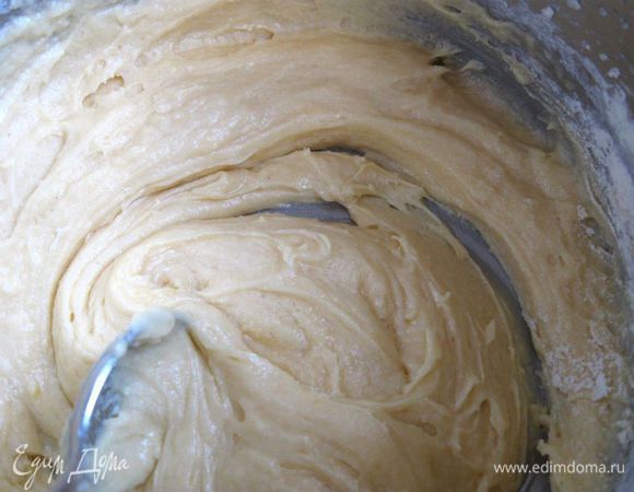 Добавить подошедшую опару, часть муки, молоко, оставшуюся муку, перемешать. Месить тесто, пока оно не перестанет приставать к рукам. 