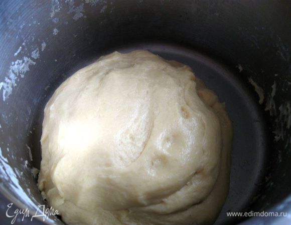 Кастрюлю с тестом накрыть салфеткой и поставить  в теплое место для брожения.  Через 1 час обмять тесто. Дать ему подойти еще 1 час. 