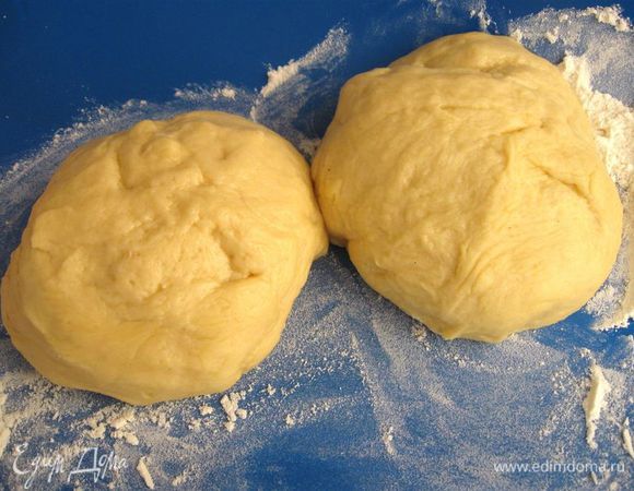 Разделить тесто на две части. 