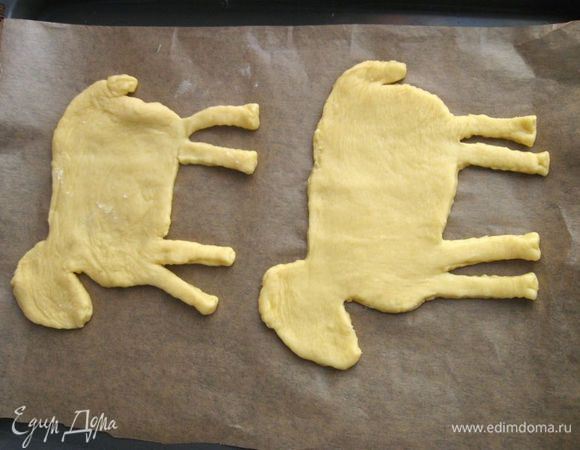 Положить заготовки на противень, застеленный бумагой для выпечки.