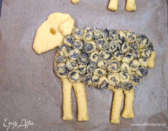  Туловище барашка заполнить  рулетами вплотную друг к другу. К голове прикрепить ухо и поместить изюминку вместо глаза. После выпечки и остывания можно использовать для глаз капли шоколада.
