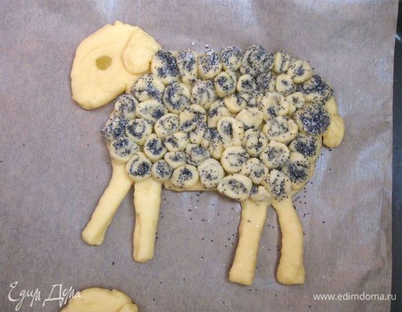 Дать расстояться заготовке из теста. Перед выпечкой голову и ноги барашков смазать  желтком, слегка взбитым с небольшим количеством воды. 