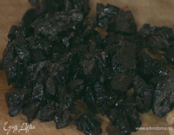Чернослив порезать маленькими кусочками.