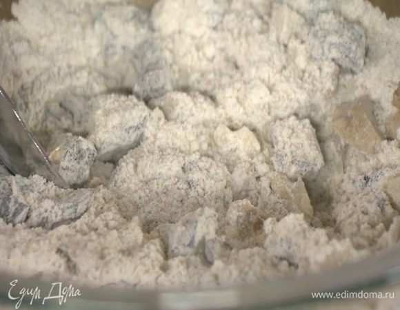 Оба вида муки перемешать с солью, корицей, орехами и черносливом.