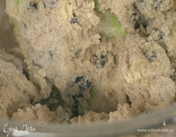 Всыпать муку с черносливом и орехами и вымешать тесто.