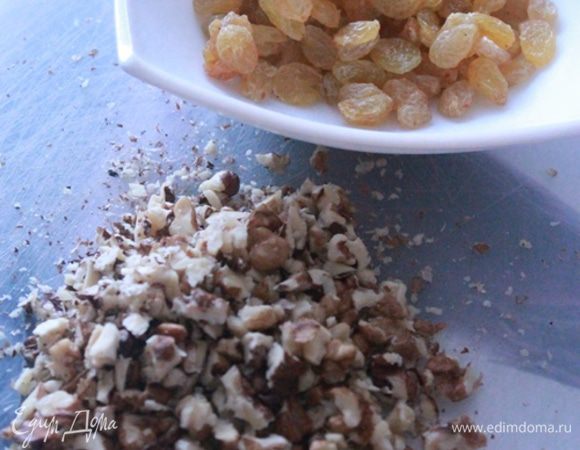 Духовку разогреть до 175 градусов. Изюм замочить в горячей воде. Цукаты мелко порезать.