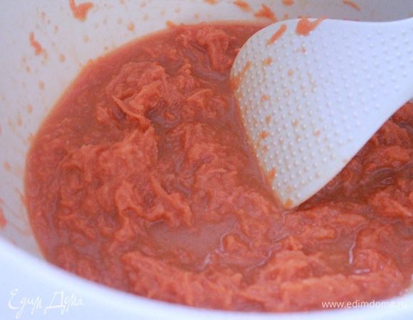 Морковь натереть на мелкой терке. К моркови добавить сироп, кокосовое молоко, масло, экстракт ванили, яблочный уксус и цедру апельсина.