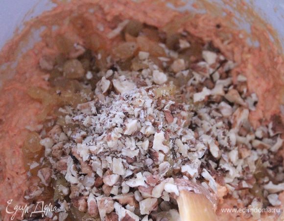 В другой миске смешать все сухие ингредиенты и перемешать. Соединить обе смеси и добавить орехи, изюм и цукаты. Перемешать, чтобы все соединилось. Не взбивать. 