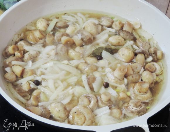 Через 5 минут после начала жарки грибов, добавляем к ним нарезанные лук и чеснок, выливаем маринад, накрываем сковороду крышкой и ждем 10 минут.
Пару раз можно открыть крышку и перемешать, чтоб грибы лучше промариновались.
Готовые грибы перекладываем в глубокую емкость, чтоб они были полностью покрыты маринадом и даем полностью остыть.