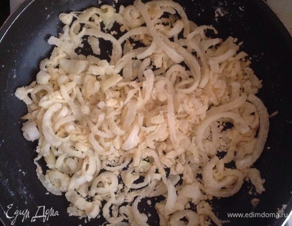 На сковороде разогреть 2 столовые ложки растительного масла, выложить лук и обжаривать, помешивая, 4-5 минут. Затем добавить 3 столовые ложки муки, перемешать и обжаривать еще 2-3 минуты