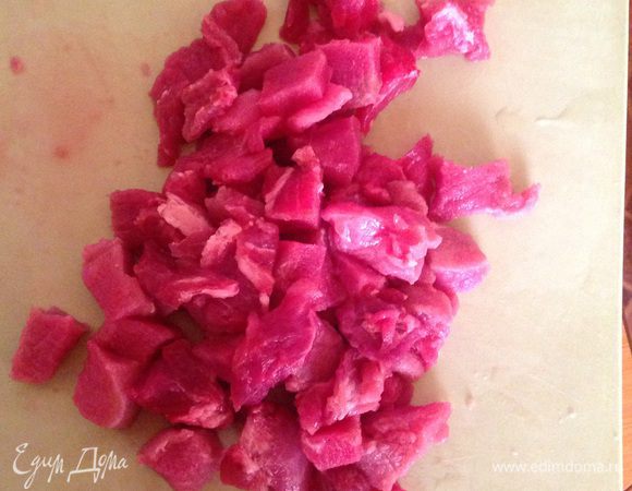 Говядину помыть и порезать небольшими кусочками. 