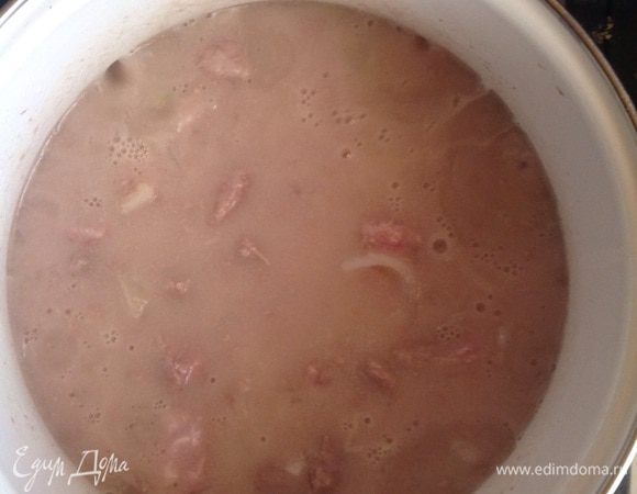 В кастрюлю с мясом добавить ранее обжаренный лук. Добавить соль, залить водой.  