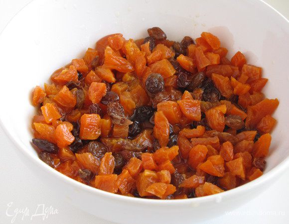 Курагу нарезать небольшим кубиком, смешать с изюмом и залить 30 мл. коньяка. Вместо коньяка можно взять ликер.