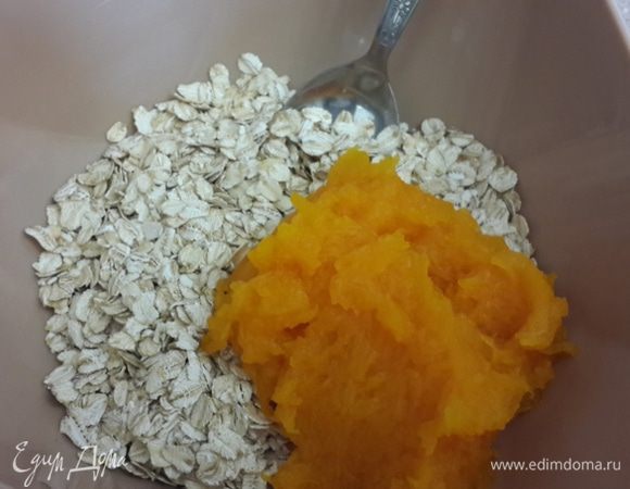 Геркулес смешиваем с теплым пюре и оставляем минут на 15-20.