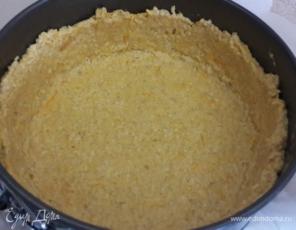  Разъемную форму смазываем растительного масла. Тесто размазываем по форме тонким слоем при помощи ложки, формируя бортики. Отправляем в духовку на 5-7 минут.