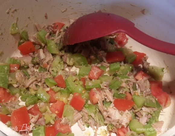 О начинке скажу очень коротко. Кабачки нарезаем кубиками,тушим до готовности на растительном масле, добавляем любимые специи (я ещё добавила одно маленькое соцветие брокколи). Кролик у меня был уже отварной. Переложила нарезанное мясо и помидор к кабачкам. Перемещала и всё)