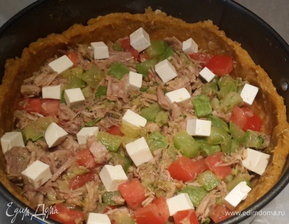 Выкладываем начинку на основу. Сверху разложить фетаксу. Можно также использовать брынзу или любой твердый сыр.