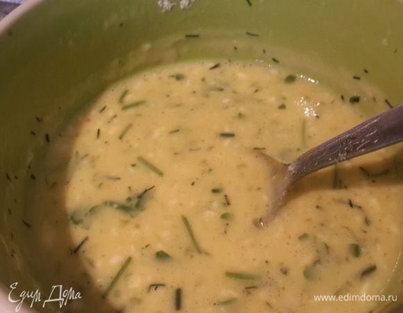 Заливка тоже очень прост: берем желток, который остался от основы, добавляем к нему целое яйцо, взбалтываем. Следом добавляем сметану, специи, зелень.