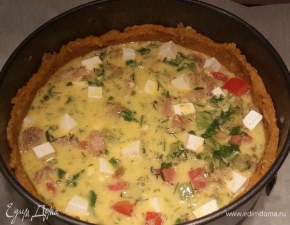 Выливаем яичную смесь на начинку и ставим киш в духовку на 30-35 минут (выпекаем при температуре 180*С)