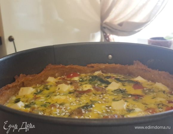 Вот результат. Посыпаем (факультативно) киш кунжутом даем немного остыть. Проводим ножом по бортикам и тесто прекрасно отходит от формы. Подаем ещё теплым, с нежирной сметаной и овощным салатом! Наслаждаемся полезной и вкусной выпечкой!