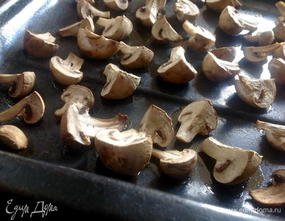 Шампиньоны вымыть и просушить. Шампиньоны разрезать пополам, если попадаются крупные,то на 4 части. Выложить на слегка смазанный растительным маслом противень и отправить в разогретую до 150 градусов духовку на 25 - 30 минут.