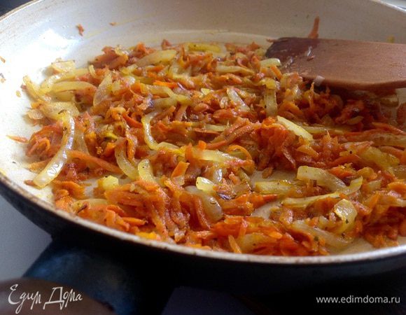 Лук нарезать полукольцами, морковь натереть на крупной терке и обжарить на растительном масле до готовности.